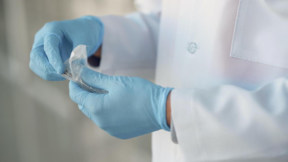 Врач в перчатках