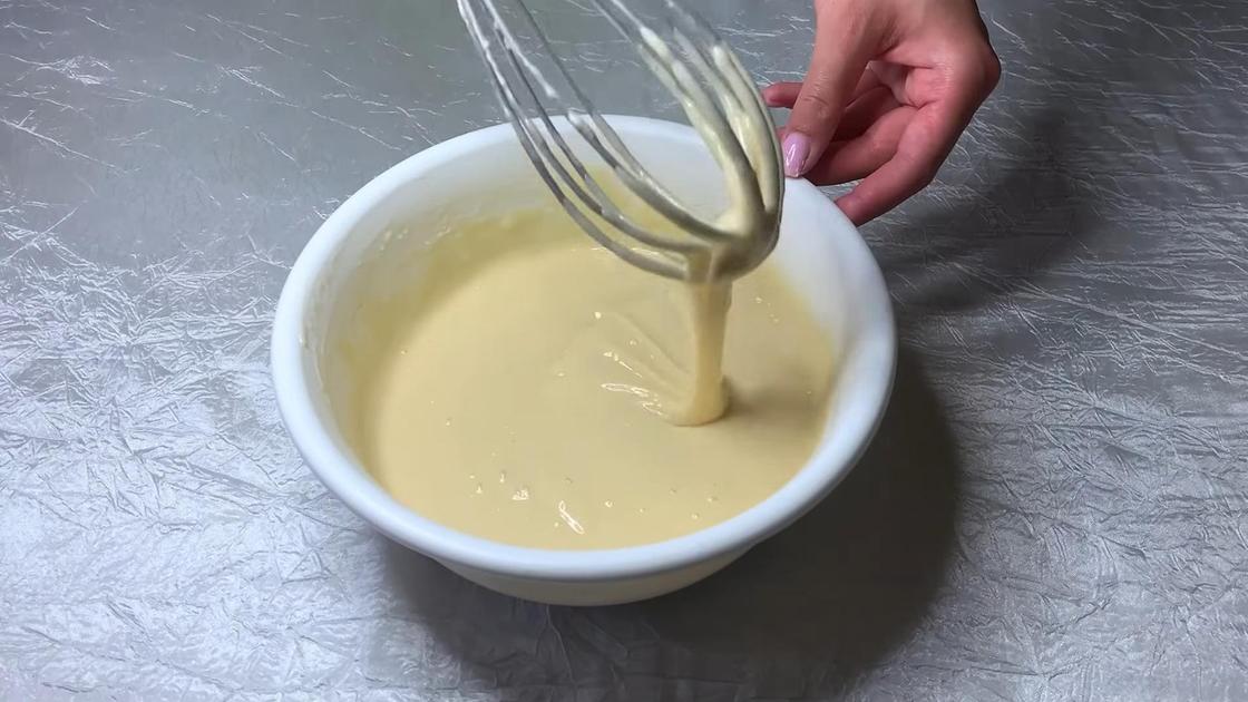 В миске венчиком перемешивают тесто для кексов