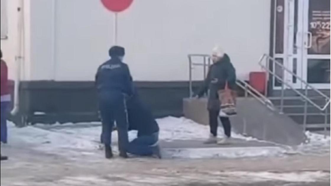 Полицейский задерживает мужчину