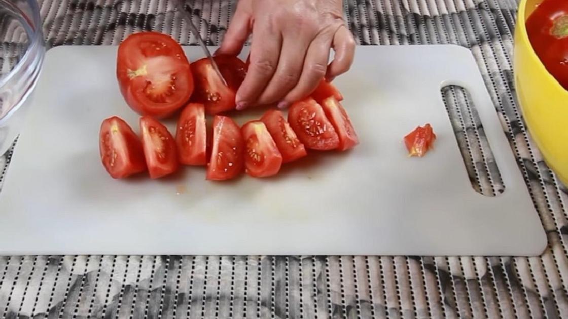 Нарезка помидоров дольками