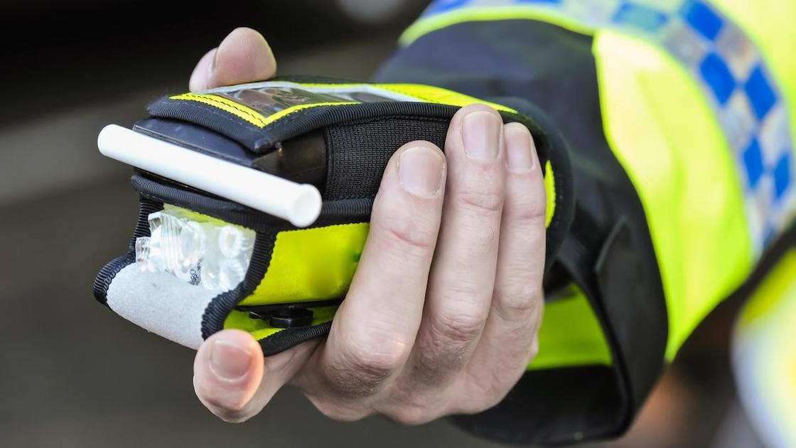 Алкотестер в руках полицейского