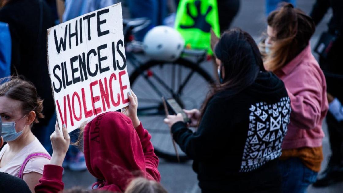 плакат белое молчание на протесте