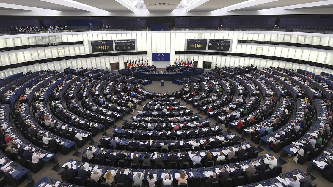 Члены Европарламента на пленарном заседании