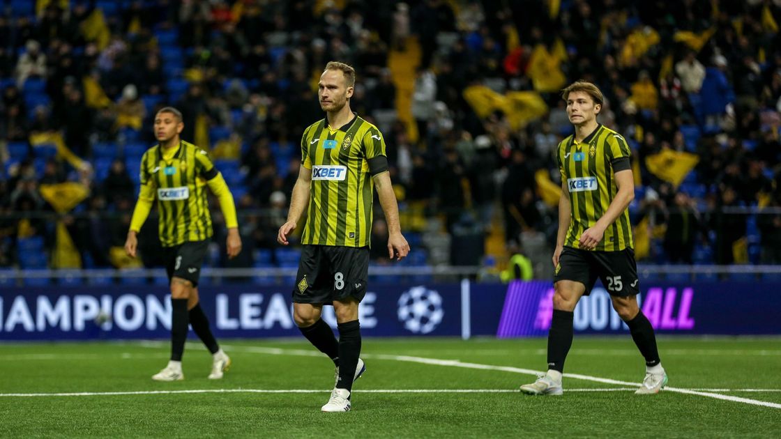 Футболисты Эдмилсон, Дан Глейзер и Александр Широбоков (слева направо)