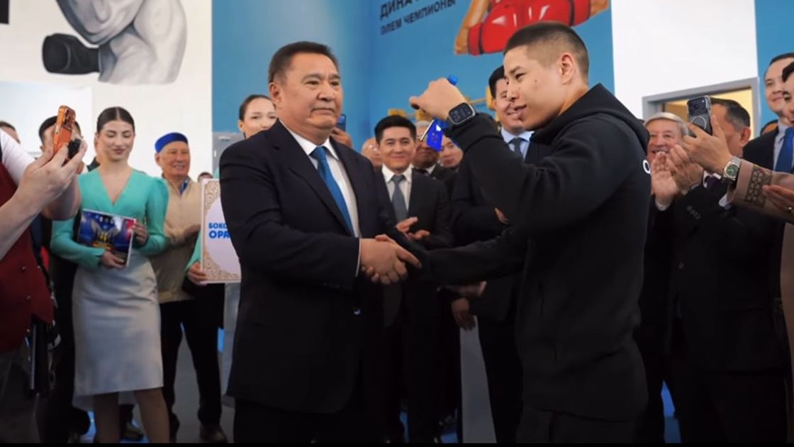 Марат Ахметжанов Оразбек Асылқұловқа пәтер кілтін табыстауда