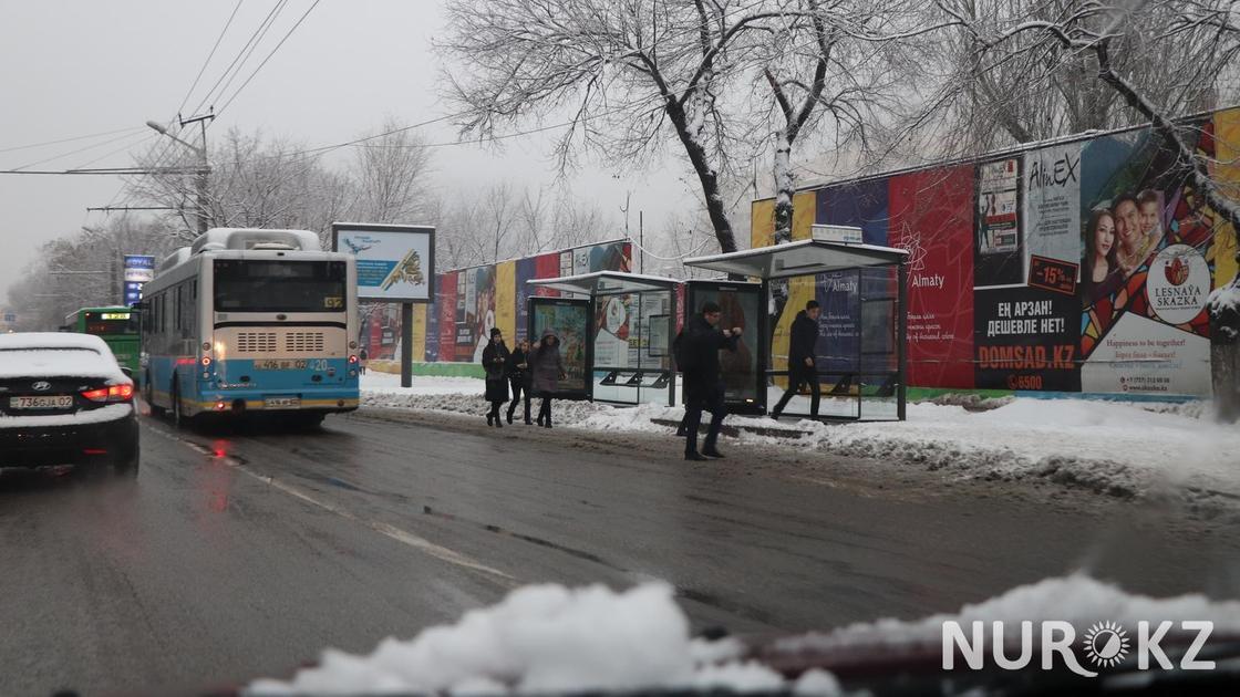 остановка общественного транспорта зимой остановка общественного транспорта зимой