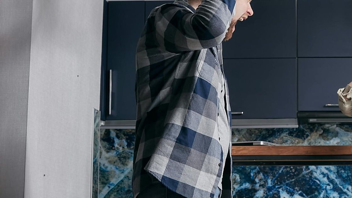 Мужчина кричит дома