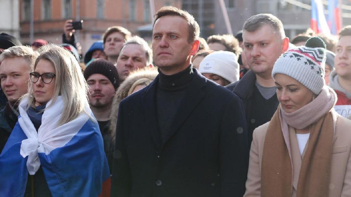 Алексей Навальный в толпе людей