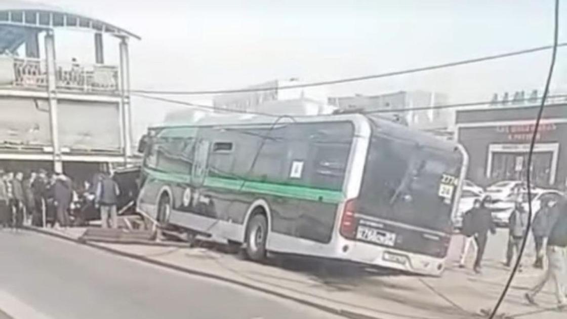 Автобус въехал в остановку