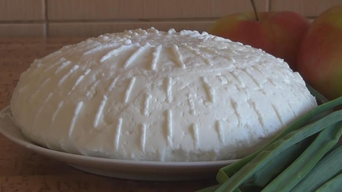 Готовый адыгейский сыр на тарелке