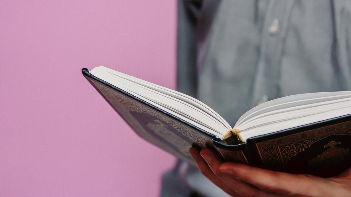 Мужчина читает книгу