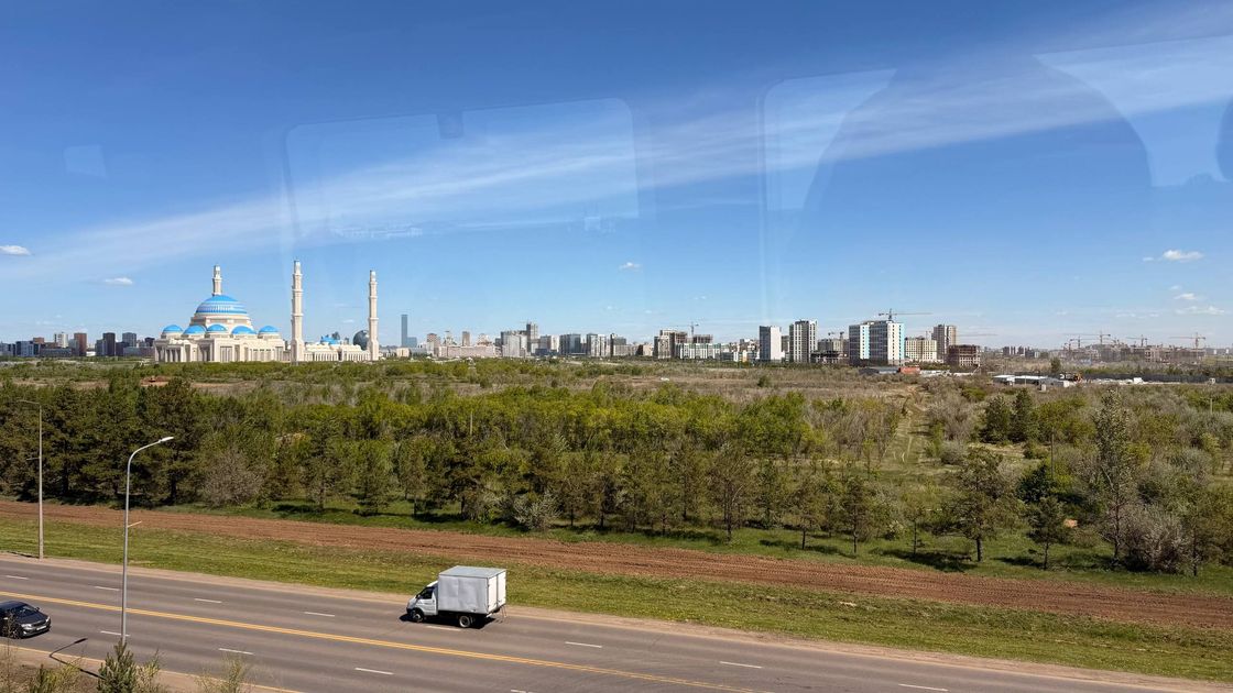 Вид на Астану из окна LRT