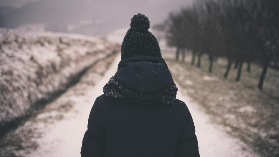 Фото девушки со спины на фоне зимнего пейзажа