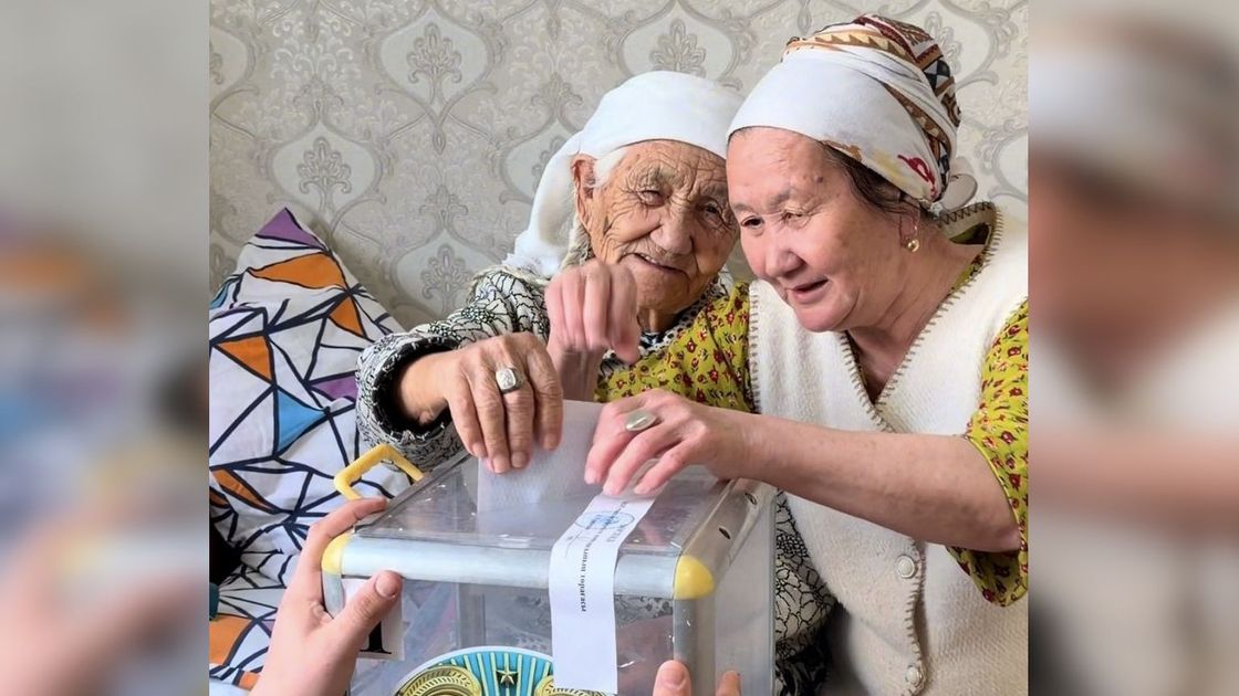 Алтынай Кармысова с семьей