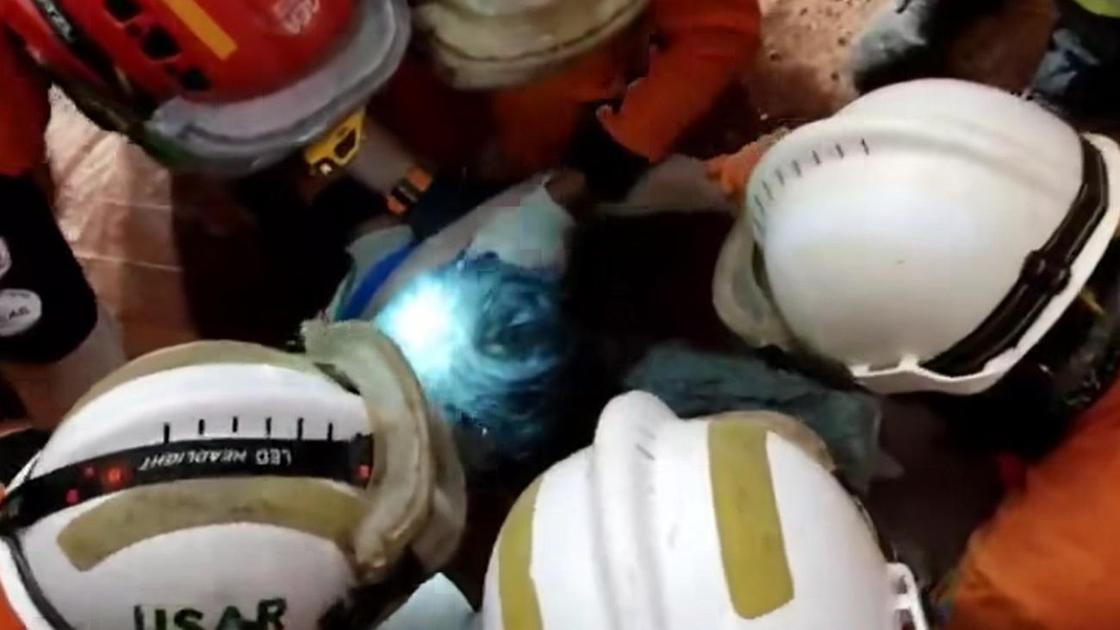 Спасение мужчины, оказавшегося под завалами