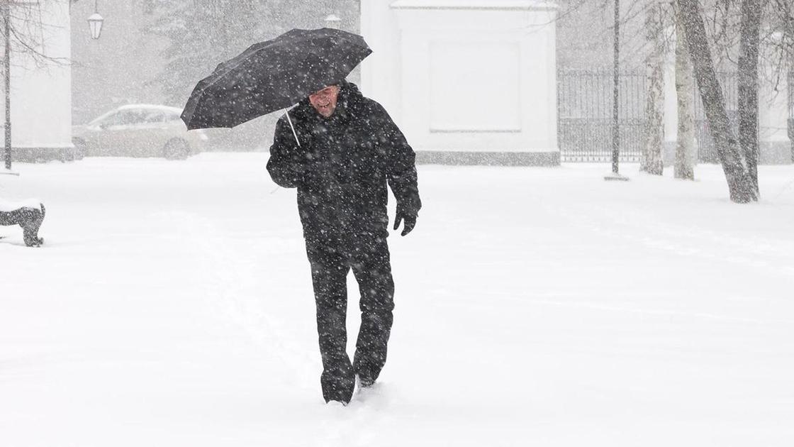 Боран кезінде жүріп келе жатқан адам