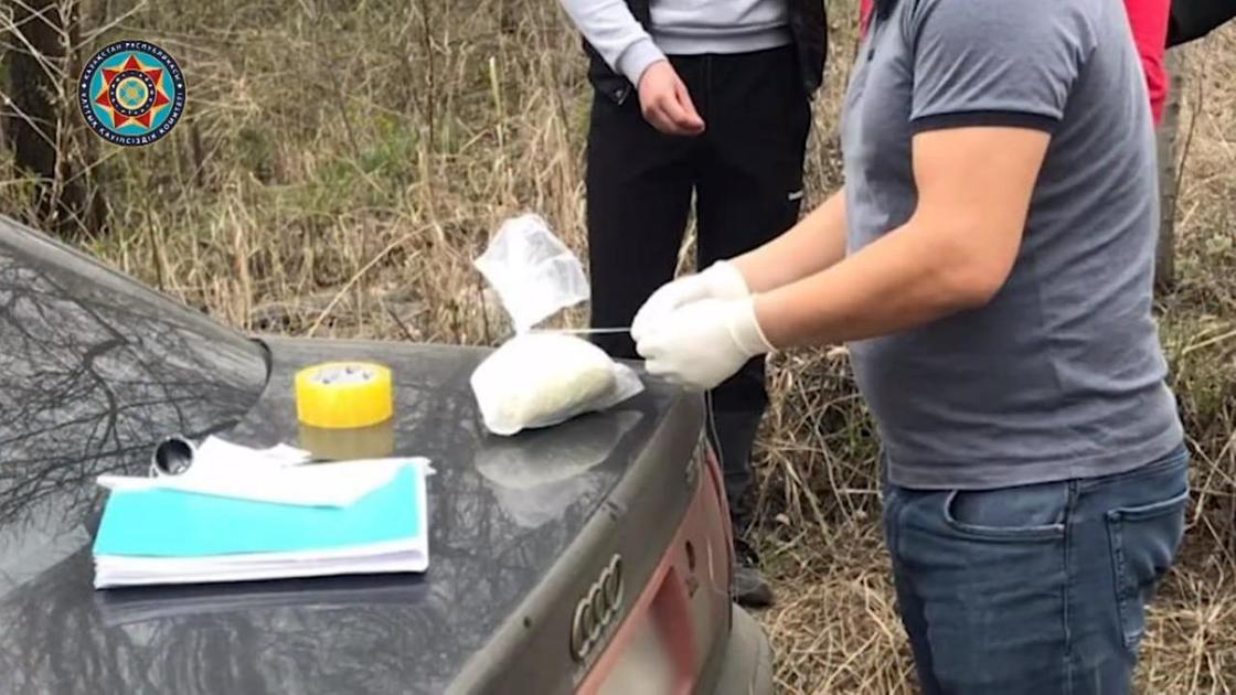 Пакет с наркотическими веществами на багажнике автомобиля Пакет с наркотическими веществами на багажнике автомобиля