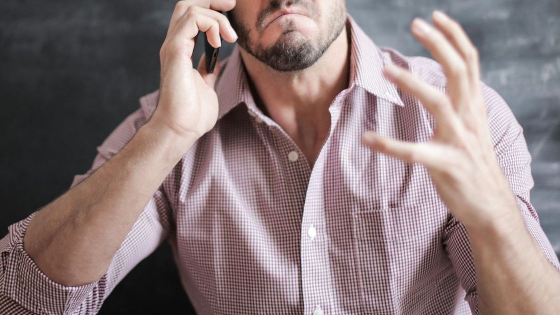 Мужчина разговаривает по телефону