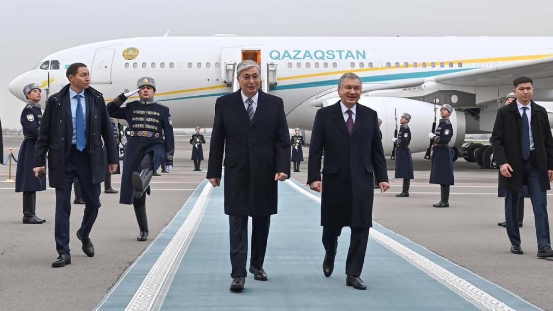 Қасым-Жомарт Тоқаев пен Шавкат Мирзиёев Қасым-Жомарт Тоқаев пен Шавкат Мирзиёев