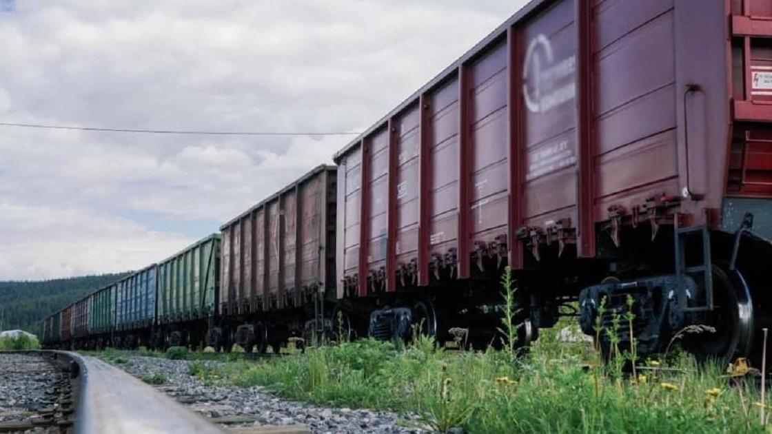 Вагоны стоят на железнодорожных путях