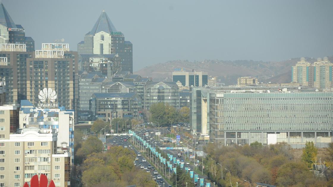 Улица Аль-Фараби пролегает по верхней части Алматы