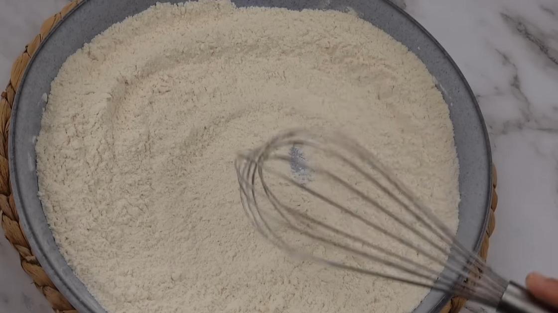 Муку смешивают с сахаром, дрожжами и солью в тарелке