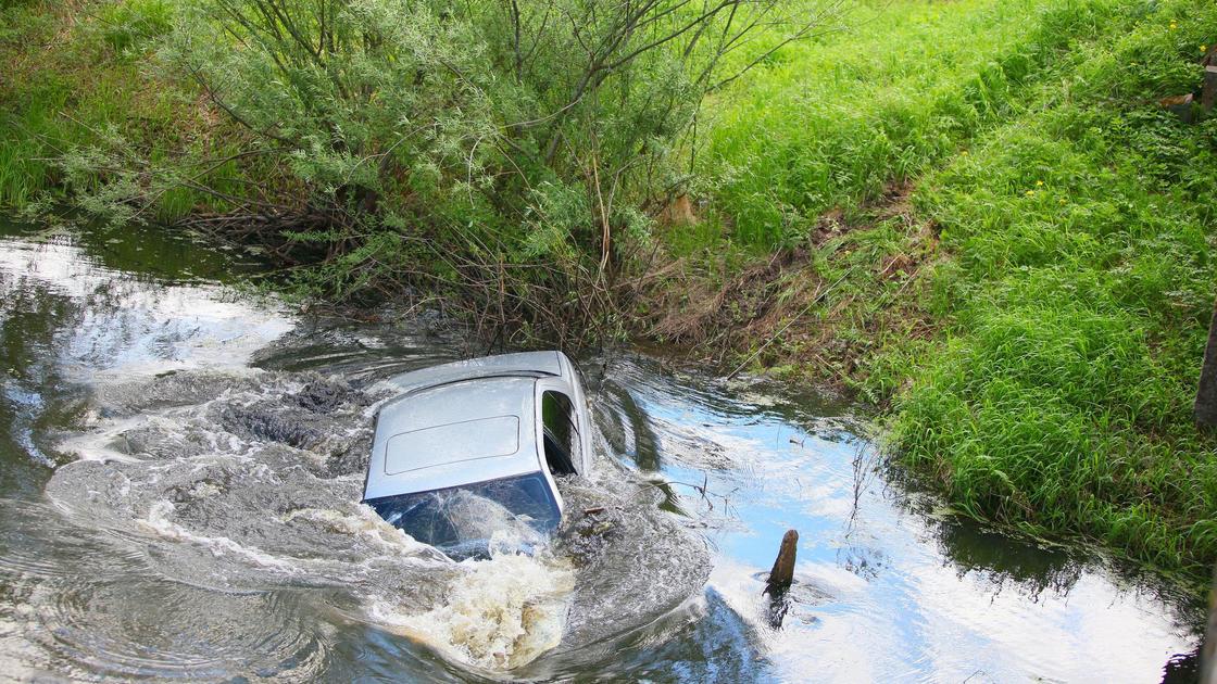 Автомобиль съехал в реку