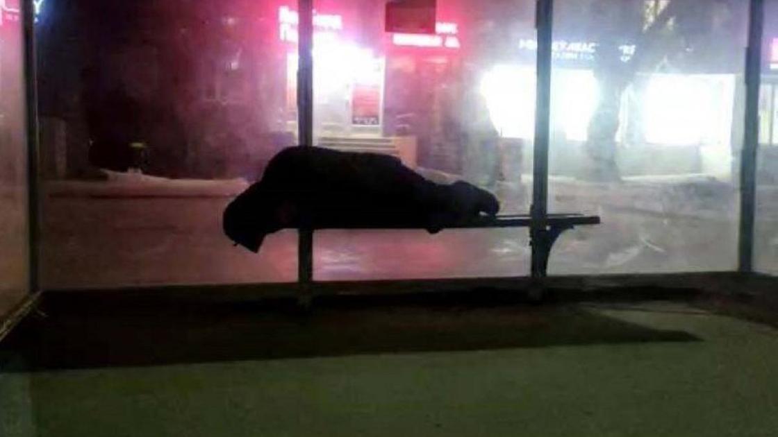 Спящий на остановке мужчина в Павлодаре