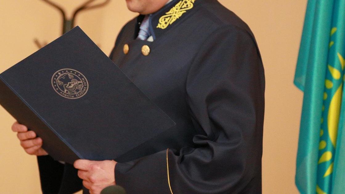 Үкім оқып жатқан судья