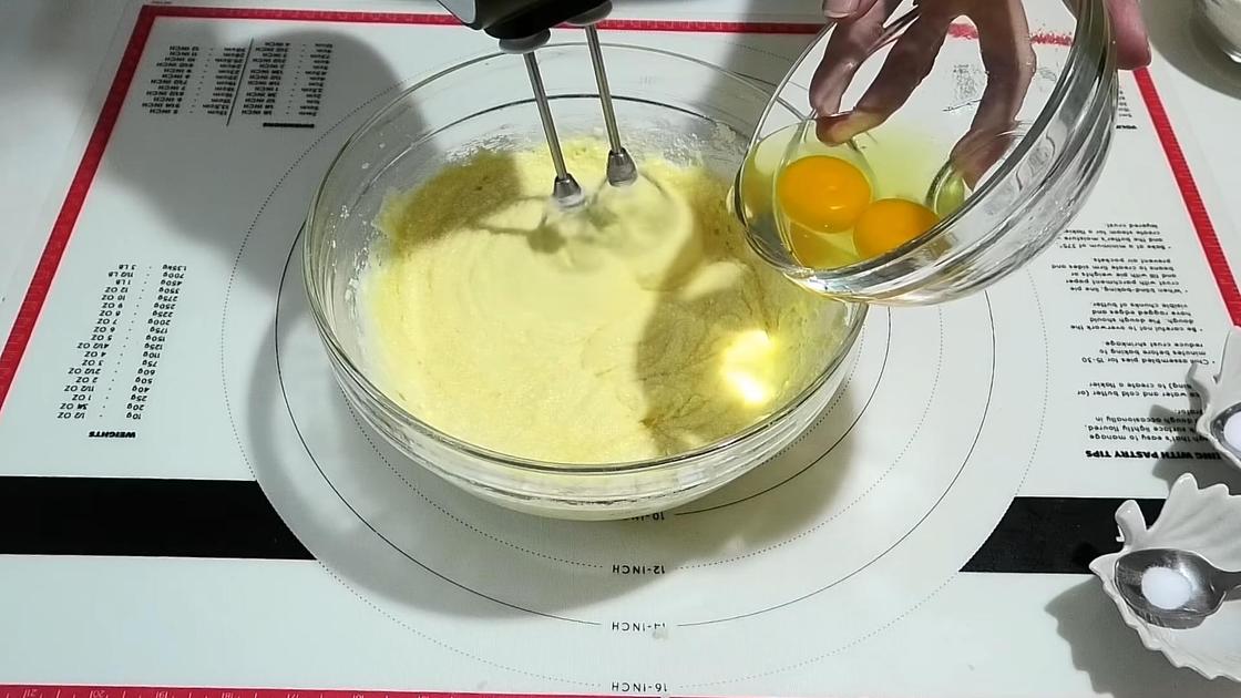 Добавление в тесто куриных яиц