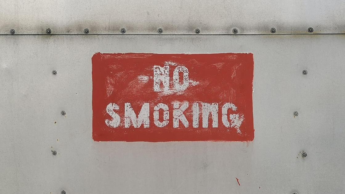 Надпись "не курить" на английском языке