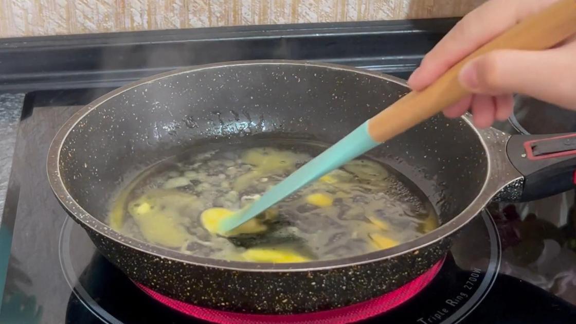 В сковороде смешивают топленое сливочное масло с водой