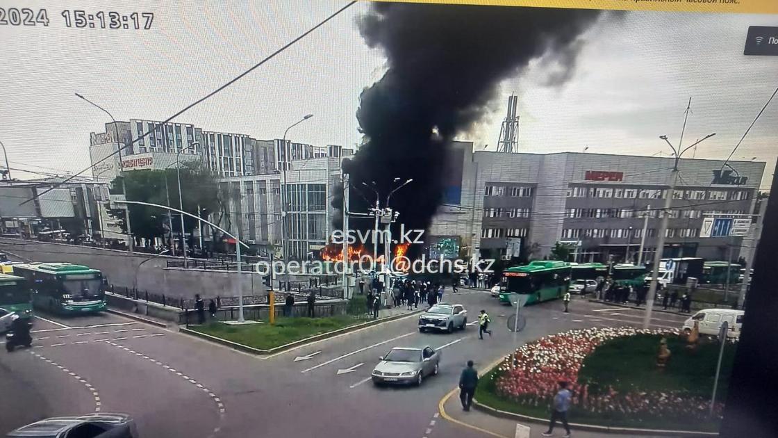 Автобус горит в Алматы