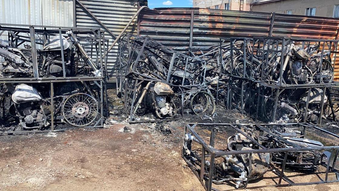 Пожар уничтожил мотоциклы