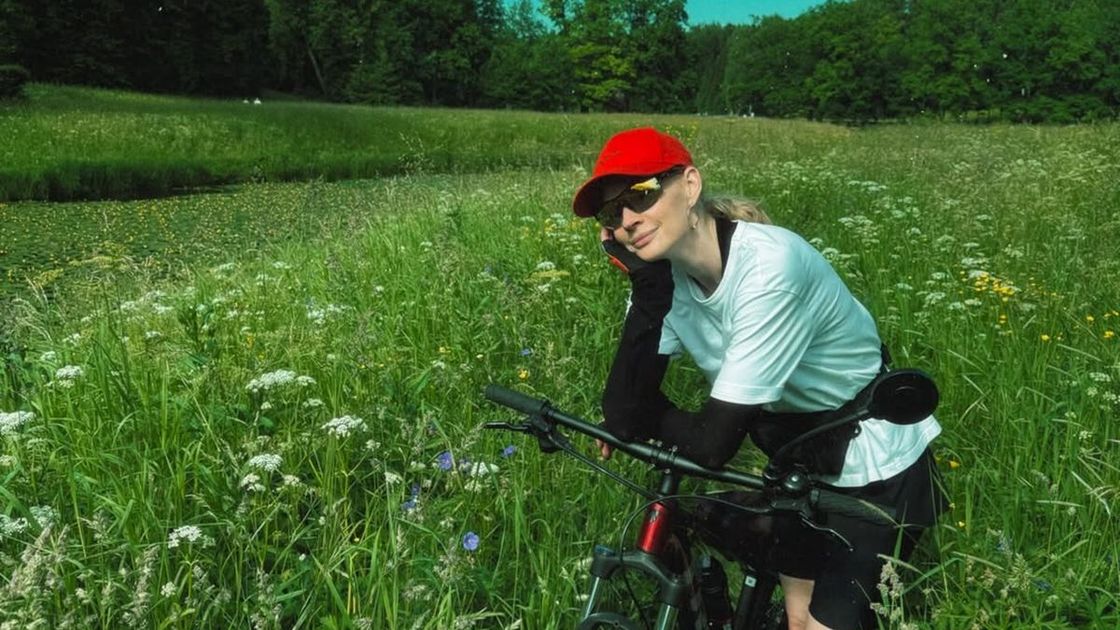 Светлана Ходченкова на велопрогулке