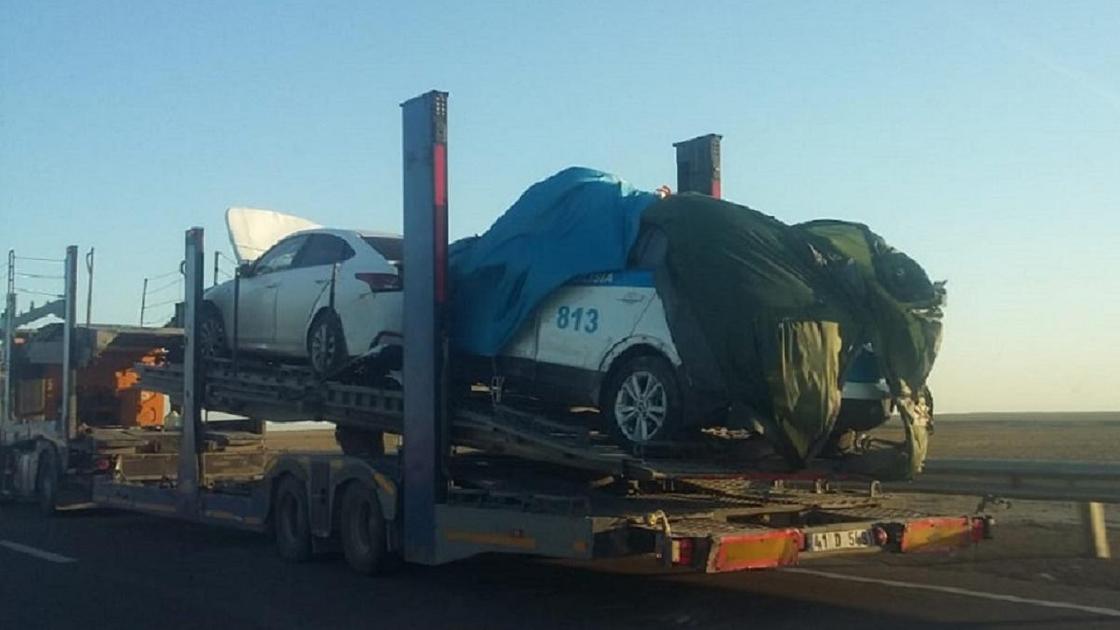 Белый Hyundai и полицейское авто увозят на эвакуаторе после ДТП