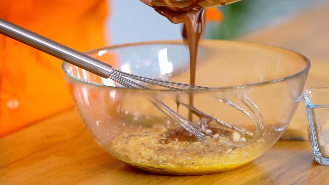В миску с яично-масляной основой наливают растопленный шоколад