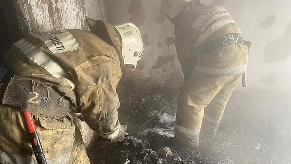 Пожарные тушат пожар Пожарные тушат пожар