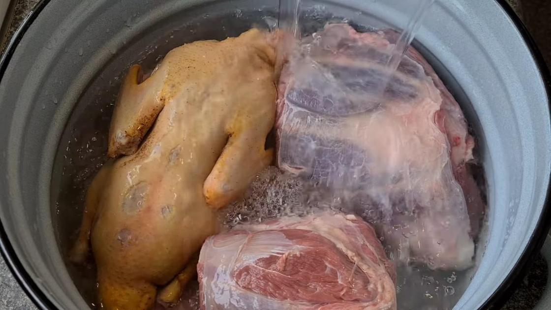 Мясо в кастрюле с водой