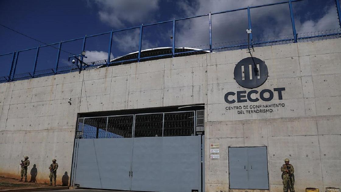 Тюрьма строгого режима в Сальвадоре, куда были заключены многие мигранты после депортации из США