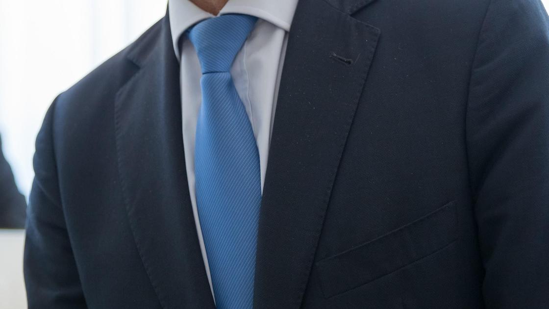 Мужчина в костюме и с галстуком