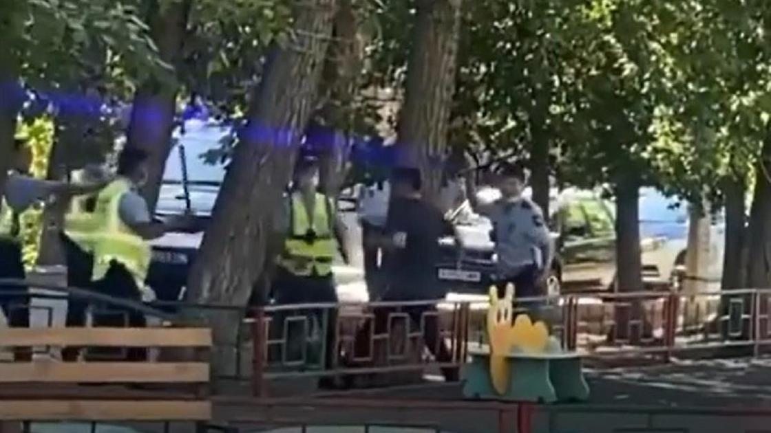 Полицейские задерживают парня с ножом в Павлодаре