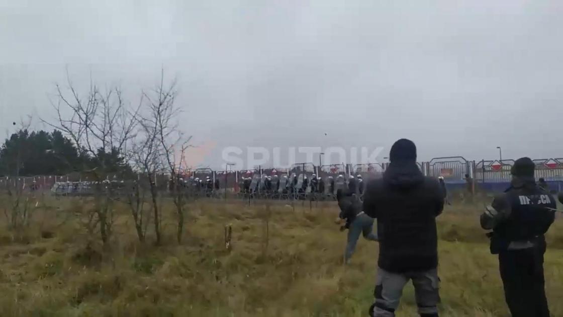 Мигранты забрасывают польских силовиков камнями