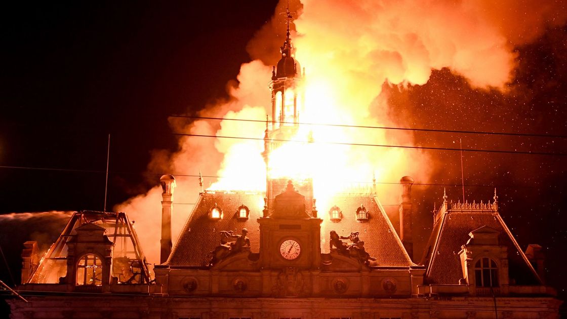 Протестующие сожгли историческое здание городской ратуши в Лиможе