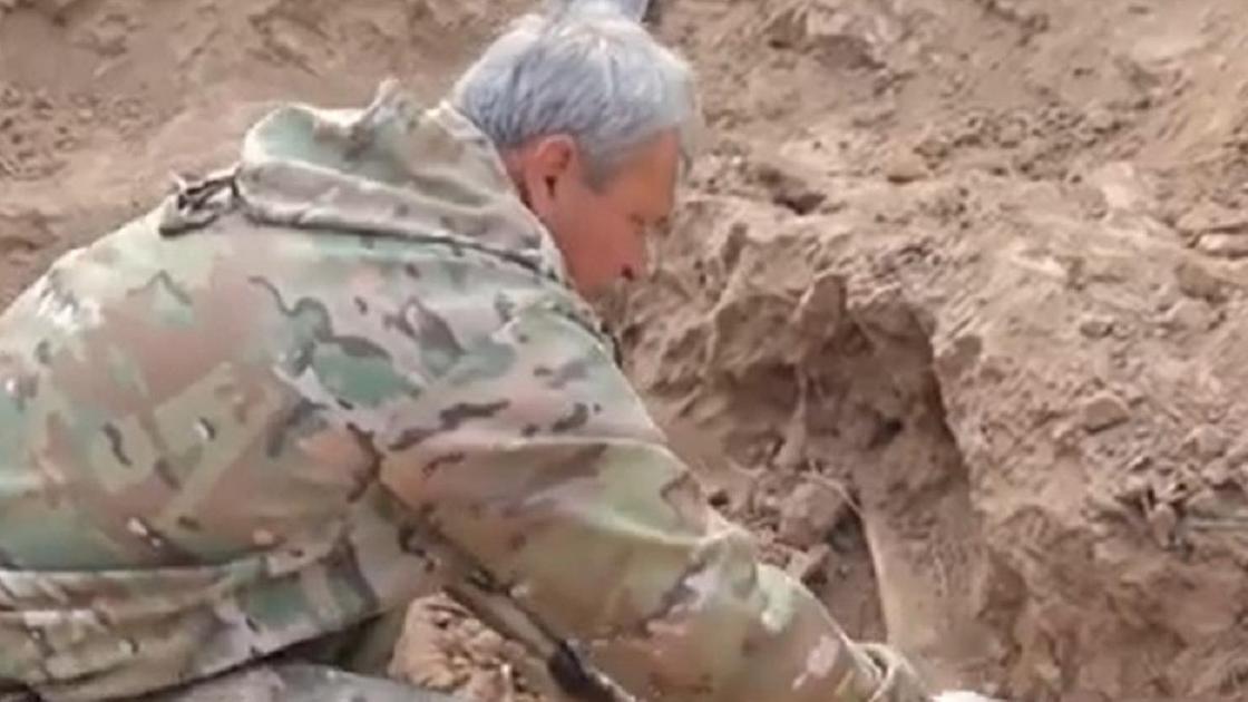 Массовое захоронение солдат нашли на западе Казахстана