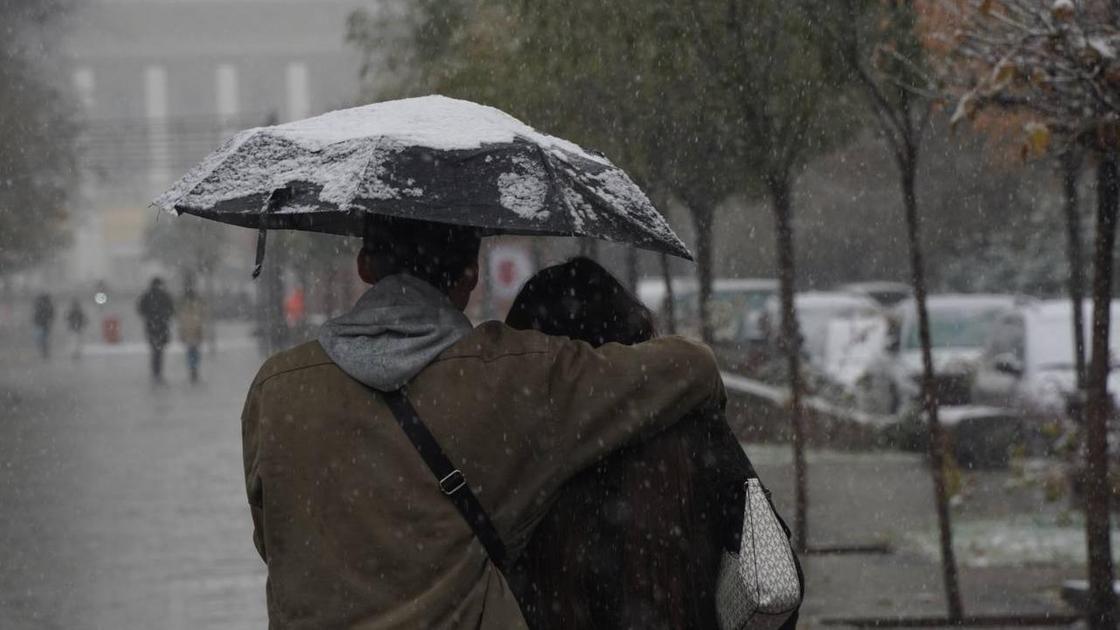 Прохожие с зонтиками