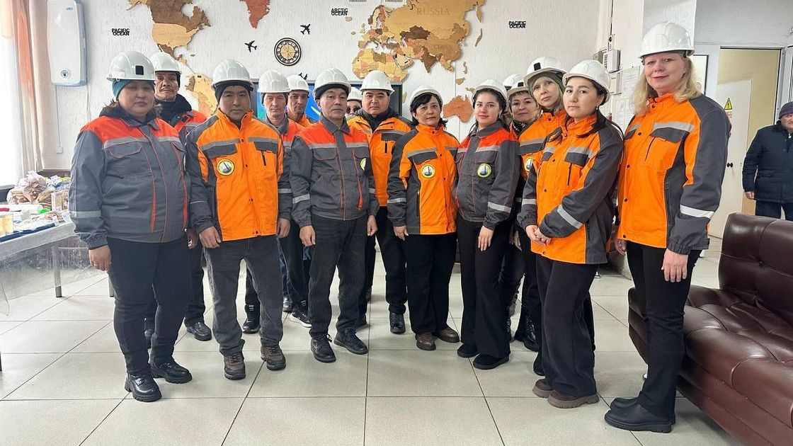 Сотрудники предприятия на избирательном участке