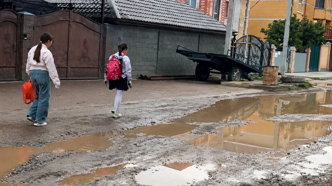 Дети идут по разбитому асфальту