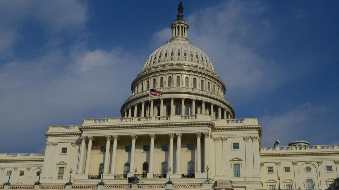 Флаг США развевается на здании Капитолия