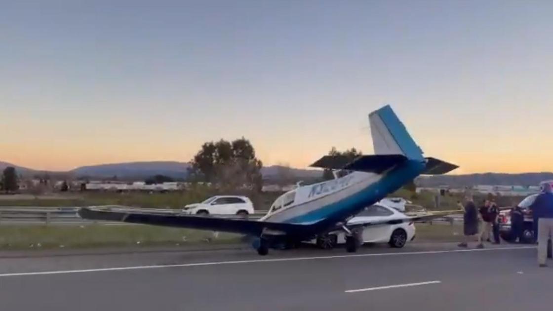 Самолет врезался в машину